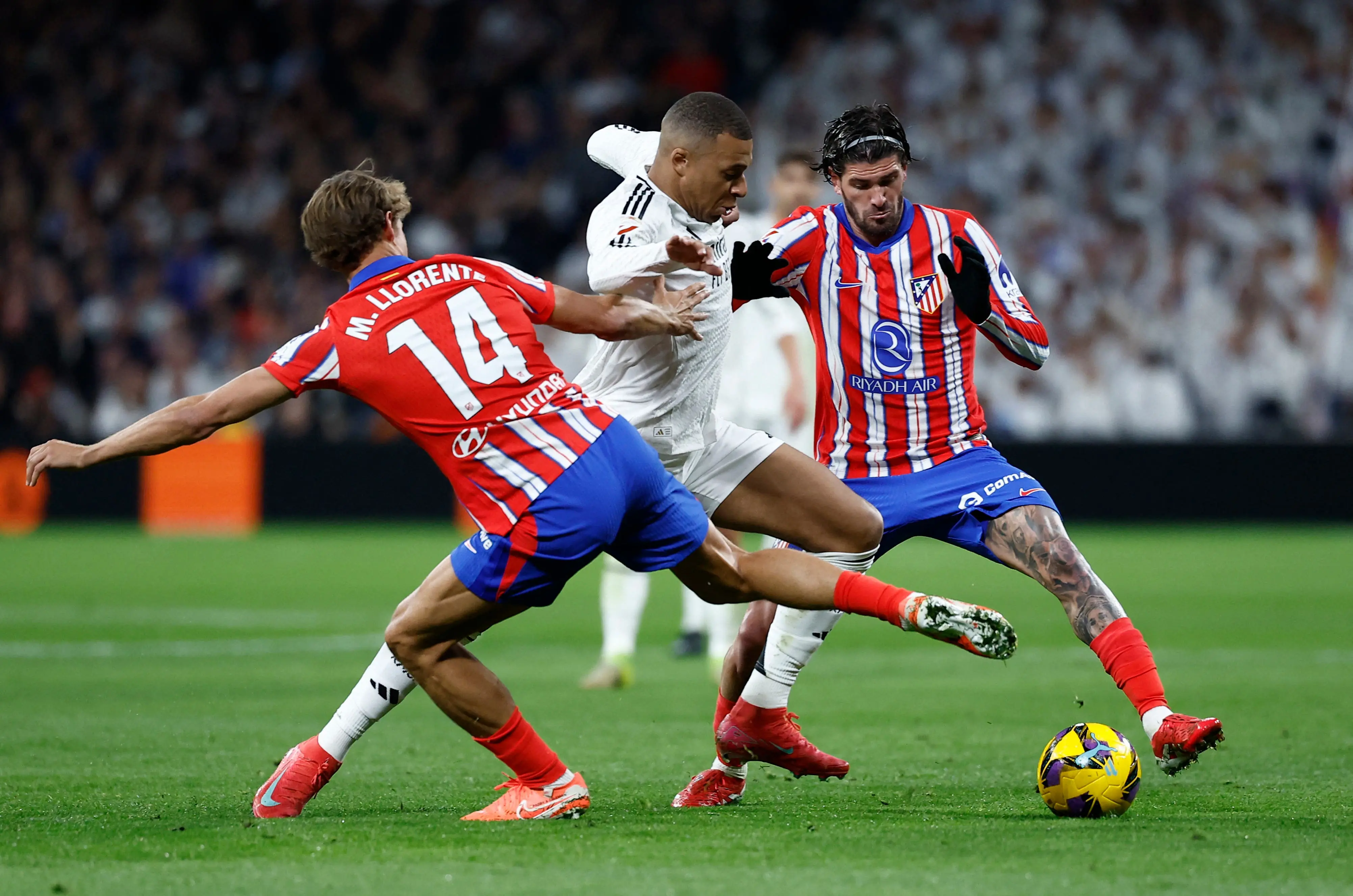 Atlético Madrid sử dụng sơ đồ 4-4-2