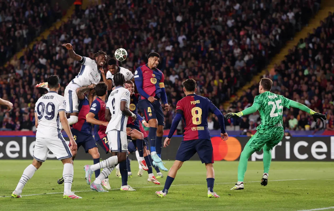 Hàng thủ mỏng manh luôn là mối lo ngại của Barcelona. Nguồn ảnh: GettyImages.